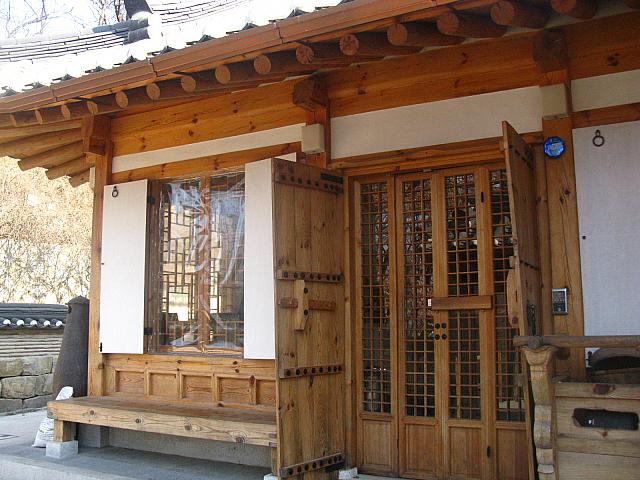 入口のドアは固いので、思いっきり押しましょう！