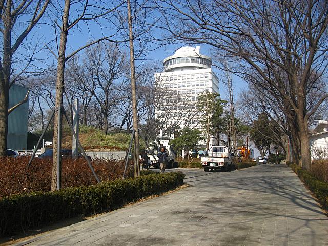 安重根記念館を左手に見ながら直進。⇒