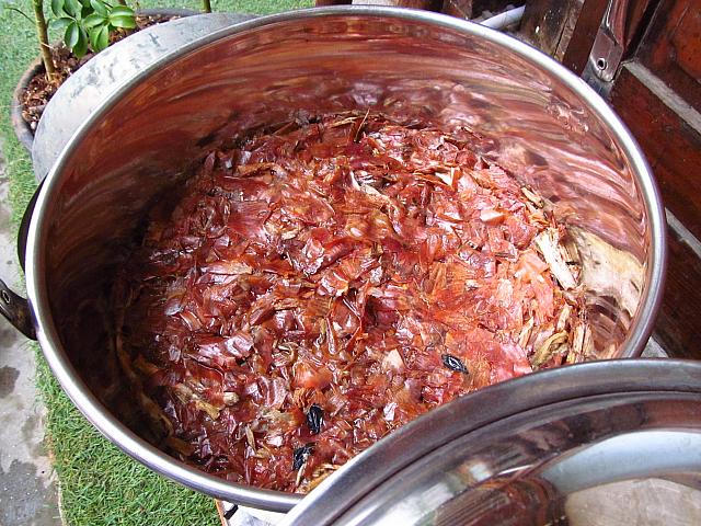 見慣れた玉ねぎの皮も材料に。ぐつぐつ煮込んでいます。