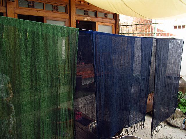 手前からグリーン、ふつうの藍（2回染め）、濃いめの藍（3回染め）