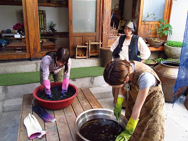玉ねぎの皮の汁で染める。
