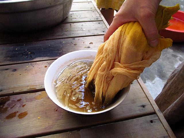 辺だけを液体に漬けます。