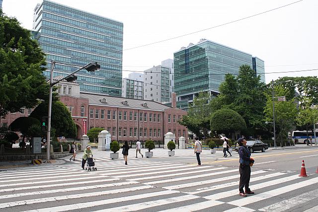 ビルの目の前は東亜大学のキャンパスになっています！