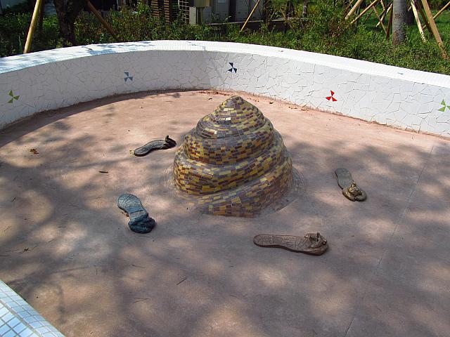 巨大うんちを踏んじゃえー！