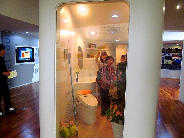 丸見えのトイレも、スイッチを押すと…