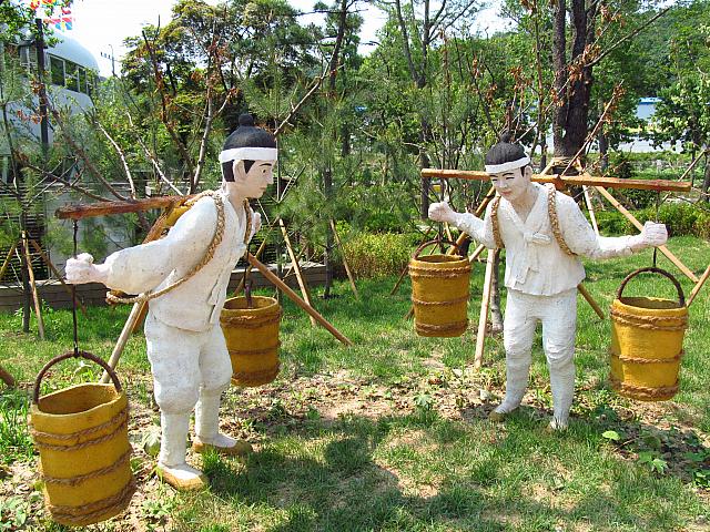 うんち背負子を背負う人たち