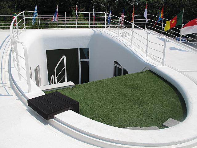 真っ白の屋上＾＾ちょうど便器の便座あたり？