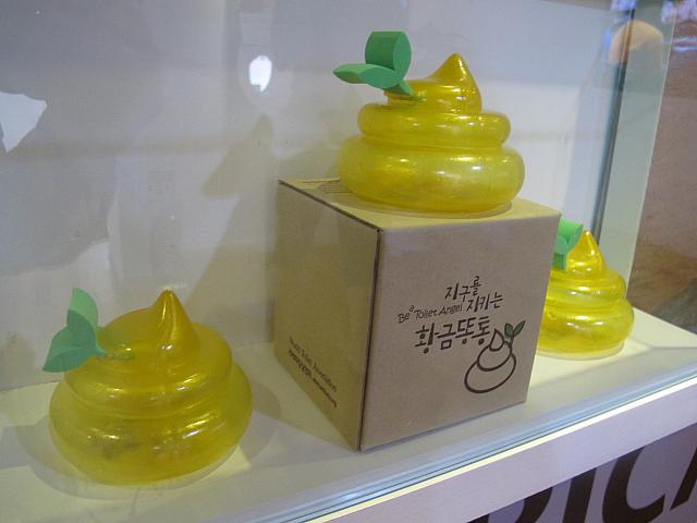 うんち型の募金箱