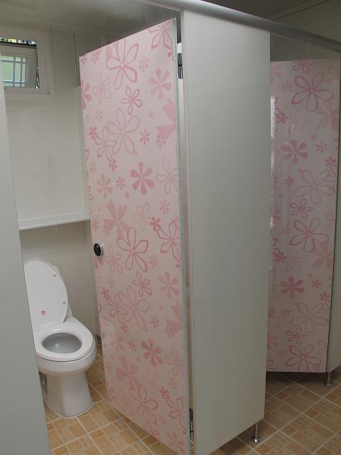 コロンの香りが漂うトイレ