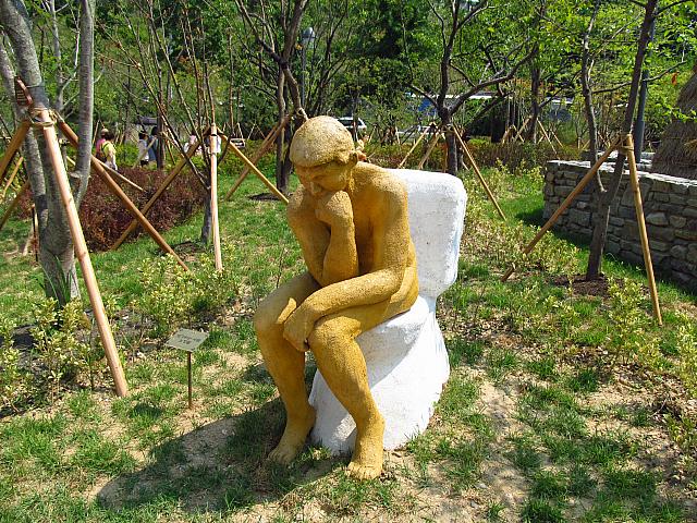 考える人…ではなく？？