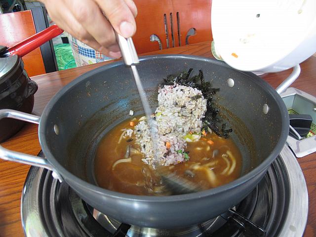 スープをこれくらい残し、ご飯を投入～。
