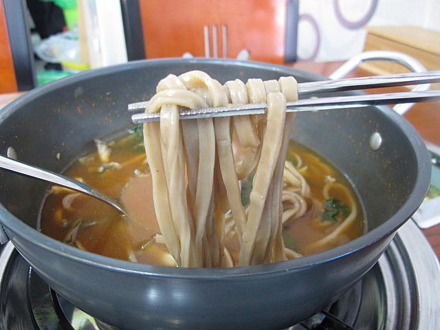 麺はツルっ＆モッチリしてます。
