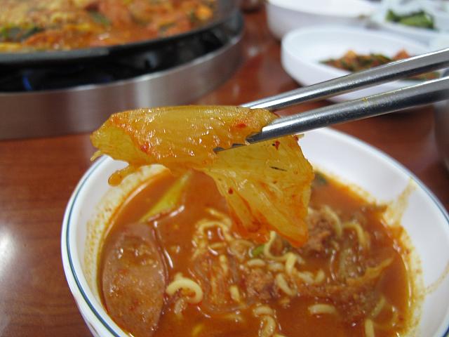 キムチの酸味でコク深いスープに！