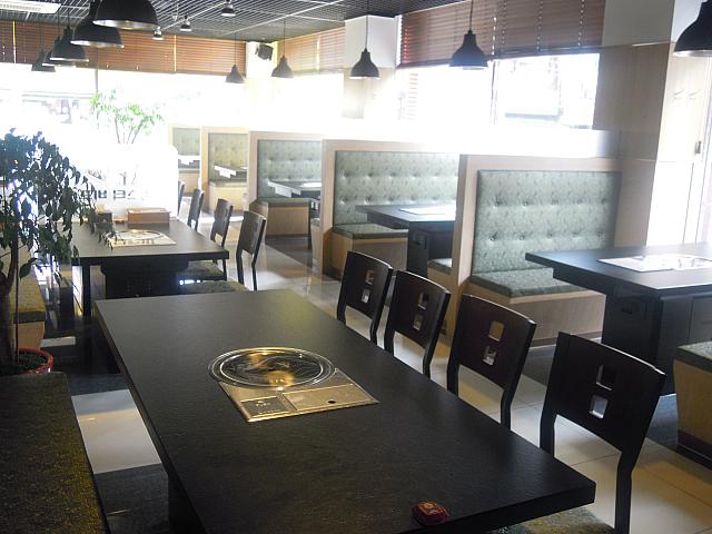 スタイリッシュな店内
