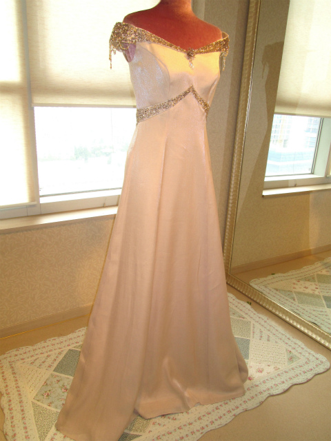 清楚な色とデザインで女性らしさを！