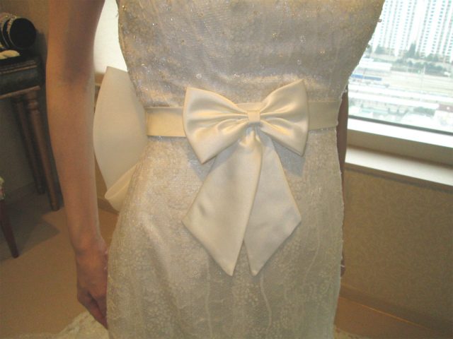 ウエストの前後に付けられたリボンがポイント