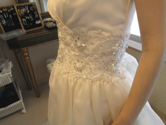 きらきら光る高めのウエストがポイント