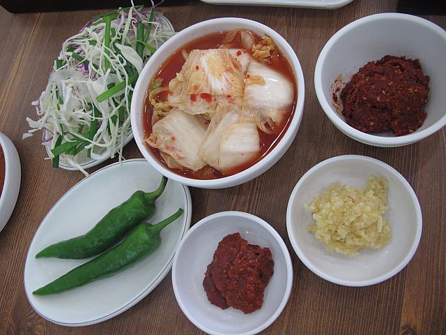 野菜もキムチも全てお替り可能。