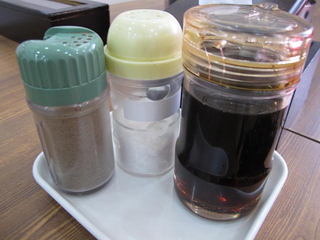 途中で味が薄くなったら、備え付けのお醤油を追加。