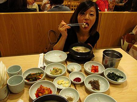 デパートと言えども、ここは韓国！もちろん、小さなお皿に入ったおかず類はおかわり自由です！