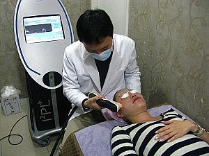 ほっぺたレーザー中
