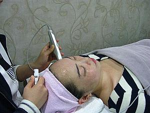 ケア中も何度もアンプルを追加。あれ！？なんだか顔が白くなった！？