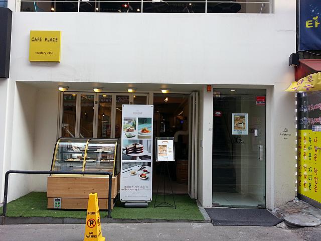 シンプルな内装のカフェ