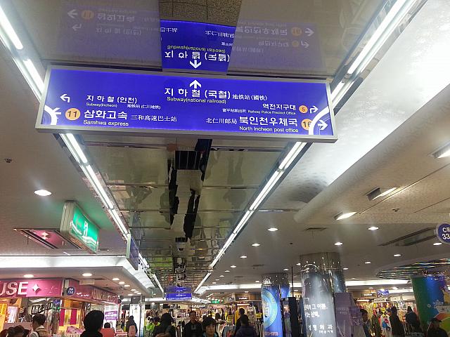 上を見上げるとどの方面に行けばいいのか日本語でも案内があります～