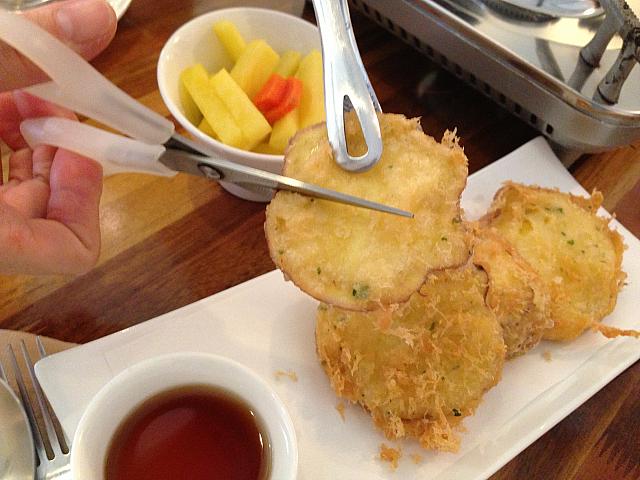 こうしてハサミで切って食べるのが韓国スタイル