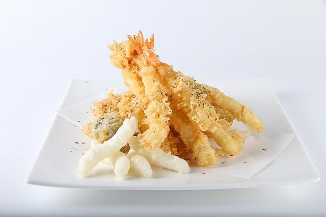 天ぷら盛り合わせ。素揚げしたトッポッキが美味しそう。