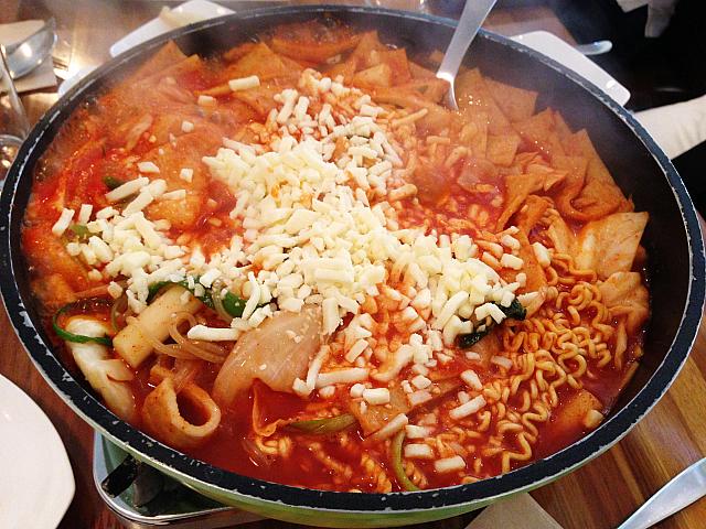 辛いのが苦手な方は、チーズをトッピングすると味がマイルドになりますヨ！