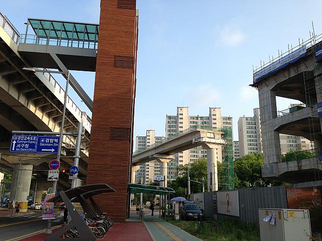 この茶色いタワーから右に曲がり