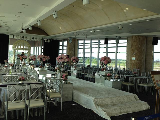 施設の中には結婚式場もあります。