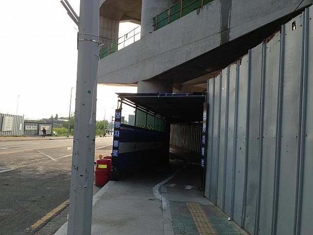 駐車場の下を抜ける道を抜けると・・