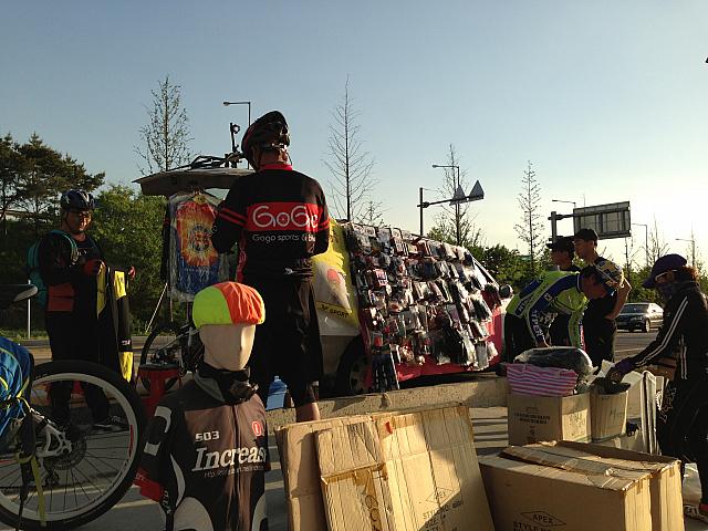 自転車用品グッズも出張販売！
