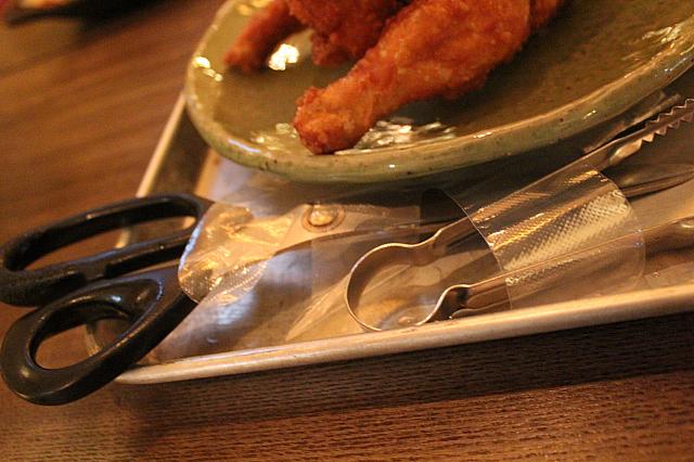 はさみ、トング、ビニール手袋で裁きます！！