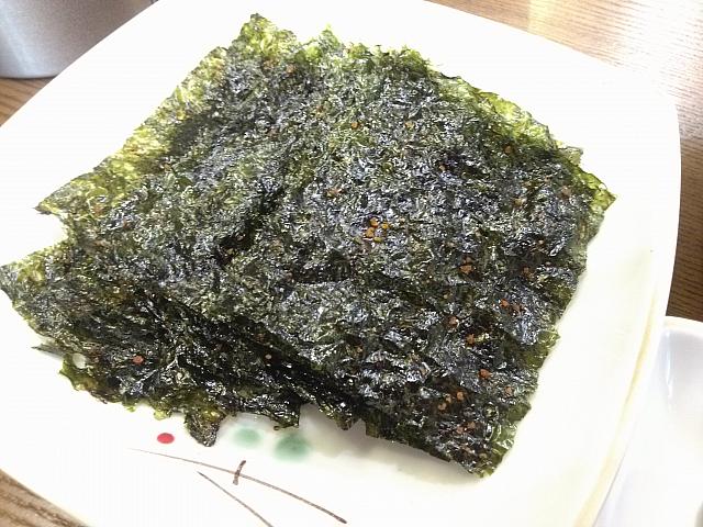 が海苔に塗られているのわかりますか？うっすらとオレンジ色の粒が明太子。ご飯何杯でもいけちゃいます。