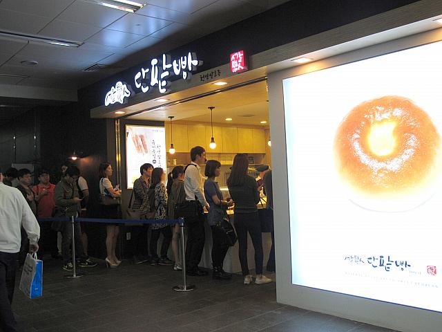 弘大駅店も大行列！！