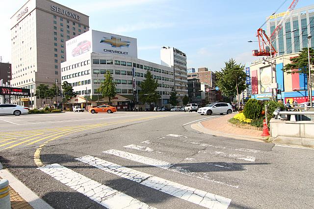 この交差点を越えると、そこは明洞！
