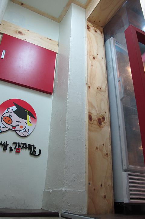 これまた狭いお店の入口！