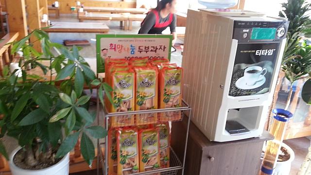 コーヒーとお豆腐で作られたお菓子の販売もしています！