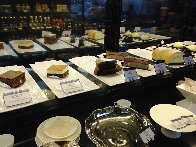 ブラウニーやロールケーキも美味しそう♪