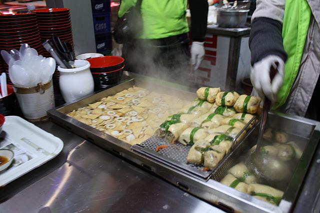 富平市場の名物の1つ、タンメンが中に入った油揚げのオデン