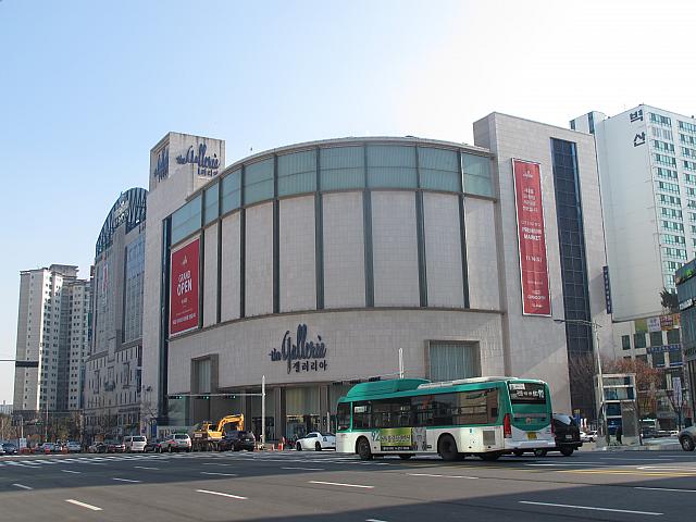 駅のすぐ近くには、ギャラリア百貨店。