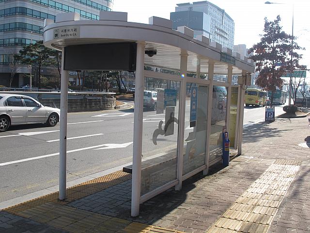 これはバス停。スウォンファソンをモチーフ！