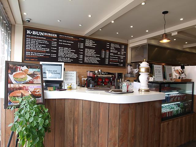 モダンな１階のカウンター