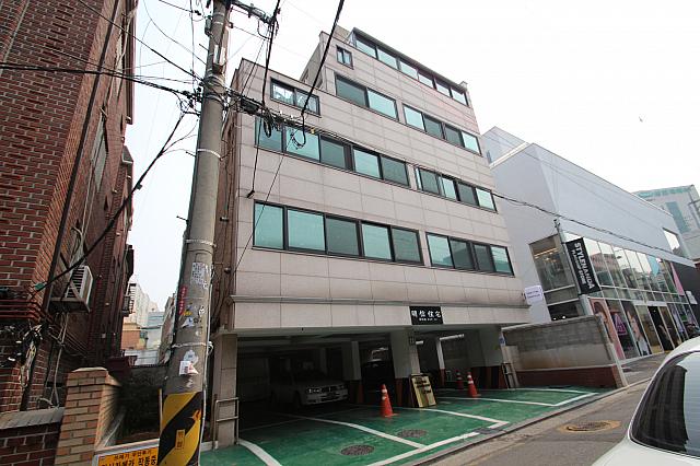 建物１階の駐車場部分に入り