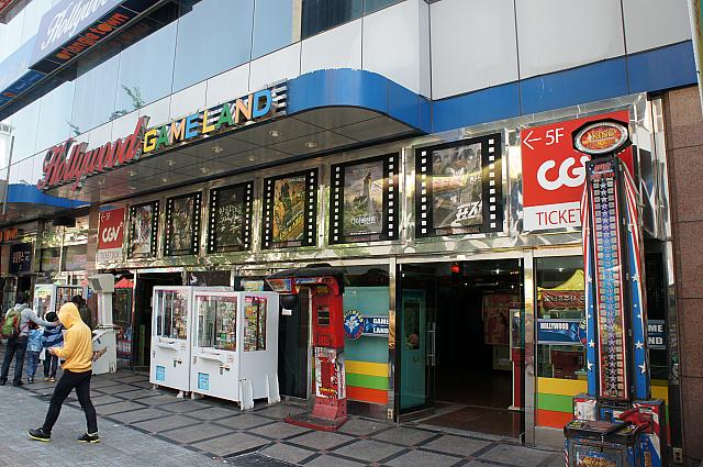 向かい側には映画館が。