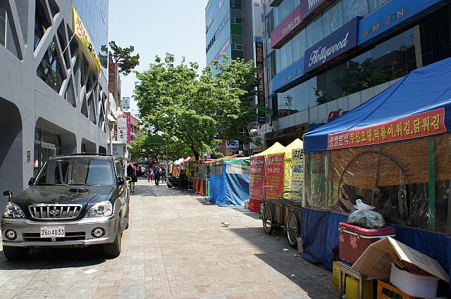 お店の前は屋台通り。