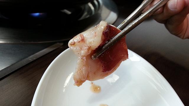 たこ。しっかり味がしみていておいしいですが、少し噛み切れない硬さがあります。